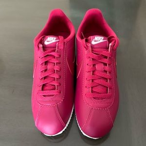Nike Women's Fuchsia Sneakers